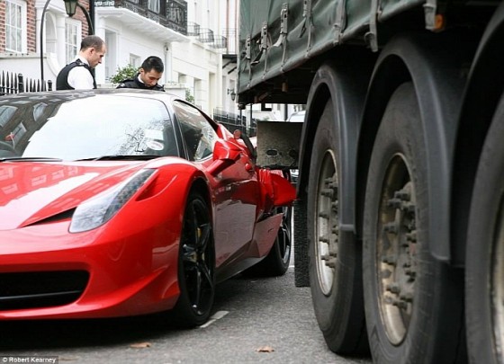 truck-makes-a-mess-of-a-ferrari-458-italia-in-london-medium_4