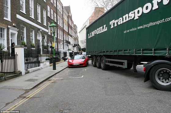 truck-makes-a-mess-of-a-ferrari-458-italia-in-london-medium_7